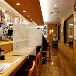 回転寿し トリトン - 店内カウンター席。