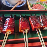 かじか - 豆腐田楽は5本
            こんがりと焼かれた豆腐に味噌ダレが掛けられている