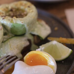 LUG - アボカドトースト＋ポーチドエッグ