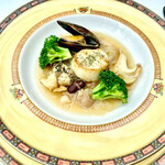 Osu Thin - 北海道産帆立とツブ貝、ムール貝を使ったフランスの郷土料理『ガルビュール』をイメージして。
                      キャベツや豆などを煮込んだポトフのようなスープ仕立てで優しい味わい。帆立とツブ貝…美味しいლ(´ڡ`ლ)　