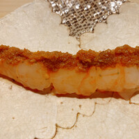 鮨 なんば 日比谷 - ボタンエビ-みそ・卵・焼いたエビの卵の殻-