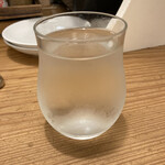 わすれな草 - 日本酒を頼んでると、チェイサーにお冷も出してくれました。