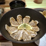 Nodoguro Ryouriasai - ◆のどぐろ炙り丼・・のどぐろの身は薄めですけれど、このお値段でこの量を頂ければ十分。 程よく脂ものっています。 後でお茶漬け用の出汁を出されますので、その分を残して頂きました。