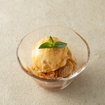 Vanilla ice cream with brown sugar soybean powder