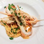 La Brianza - スカンピキタッラトマトクリームソース。まろやかなトマトクリームソースとエビの食べ応え、エビ味噌の旨み〜♪(*^^*)/