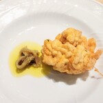 La Brianza - 鱈白子自家製アンチョビ。熟成された自家製アンチョビにコクがあってサクッとしたフリット衣から出て口どける白子ととても合い美味しいの〜♡(๑´ڡ`๑)