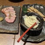 日本酒原価酒蔵 - 鴨の炙り焼きと、いぶりがっこにクリームチーズプラス