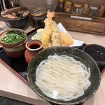 Honkakuha Hakata Udon Hasida Taikiti - ざるうどん¥500、海老天¥300、野菜天¥240、ちくわ天¥100。