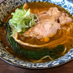 ラーメン イッケン - 優しい甘味の醤油スープがもちもちの中細麺に絶妙！春菊が絶妙の茹で加減！