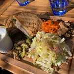 セルクル プリュス - 特製ローストビーフのサンドイッチプレート(1400円)
クラムチャウダーもついてました✨