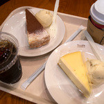 タリーズコーヒー - ケーキのセット2つ。「ミルクレープ ティラミス」と「ニューヨークチーズケーキ」。ドリンクセットは680円。