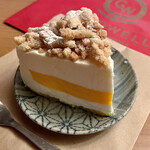 GOLDWELL - ・レアチーズケーキ（1カット単品:¥561）