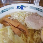 一力食堂 - ネギも新鮮！メンマも丁度よい歯応えと味付け。味の無い筍の千切りを入れるセンスが解らん(笑)