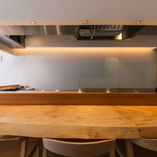 13 seats in total◆The interior is surrounded by the warmth of natural materials. takeaway also available ◎