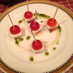 Bisutoroparijuunanaku - 可愛らしくて美味しいプチトマトとモッツァレラのカップレーゼ（¥ 500）
