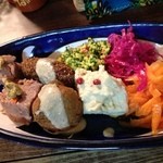 ロス・バルバドス - 15回目12/3　野菜の前菜盛り合わせ(レバノン)。通常の４品に、ファラフェルとキビ(揚げもの)、ベジローフ(パテのようなもの)を付けました。