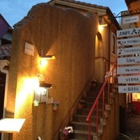 ラ・トゥーエル - 裏路地に入ると温かみのあるお店が