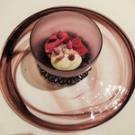 ロオジエ - ランチ 秋の特別メニュー：梨のコンポート　カシスとヴィオレッタのソルベ