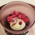 ロオジエ - ランチ 秋の特別メニュー：梨のコンポート　カシスとヴィオレッタのソルベ