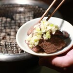 WAGYU TABLE SHIBUYA8929 - 和牛のタンに特製のネギを絡めてお召し上がりください！