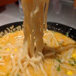 Raamen Kagetsu Arashi - 黄金の味噌ラーメン　麺リフト（2021年11月9日）