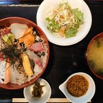 おさかな処 小山 - 海鮮丼(サラダ、みそ汁付)800円