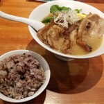 麺屋 六感堂 - 豚の味噌漬け焼きラーメン＋雑穀米