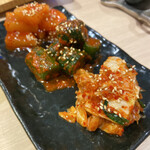 和牛ホルモンとタレ漬け焼肉 壺ほる - キムチ盛合せ