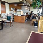 コーヒーショップ息吹樹 - お店の状況〜初めのお客さんはカウンター寄りの席で会話が弾んでました。