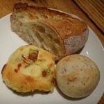 RACINES Boulangerie & Bistro - ネギのフォカッチャ ・胡椒のパン ・バゲット 