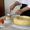 リストランテ フォルマッジオ - チーズリゾットはチーズの器からお皿に移されます