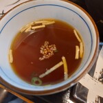 あずみの庵 - 蕎麦湯に素揚げの蕎麦と蕎麦の実を浮かべて〆にする