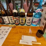 あずみの庵 - 夜は居酒屋営業なので、カウンターに一升瓶が並ぶ