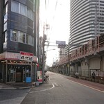 Takinoya - 駅前には晩杯屋が元気に営業中、昼飲みの誘惑に負けず先を進んだ（笑