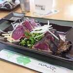 多田水産 - カツオのタタキ、背身と腹身両方で1皿500円！