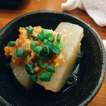 地鶏屋ごくう - お通しはふろ吹き大根に鶏そぼろ