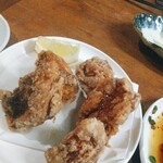 地鶏屋ごくう - 隣の方の注文した唐揚げが食べたくなりました。冒頭のコース予約のくだりを思い出し恥ずかしながら注文。 ５片きます。唐揚げも美味しい。年配者者二人は１片づつ、３辺は若手に・・・頼んでよかった。