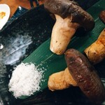 地鶏屋ごくう - 大黒しめじ・・・火の通り具合が完璧