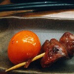 地鶏屋ごくう - ちょうちん・・・待ってました。初めて食べた二人の反応が面白い。口のなかでパチンとはじけると笑顔になります。