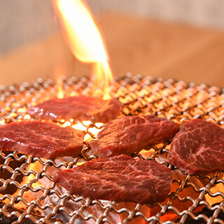 炭火でお召し上がり頂く選び抜かれたお肉やホルモンは絶品。
