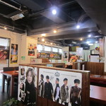 韓国料理 ヌルンジ - テーブル・掘りごたつの店内は韓流ポスター炸裂