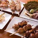 Yakitori Brochette - ”人気の焼き物”（左から時計回りに、ホワイトアスパラ、手羽先、せせり、相鴨ロース、レバー、つくね）