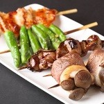 Yakitori Brochette - 右から相鴨のしめじ巻き、レバー、ししとう、手羽先