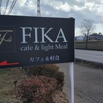 カフェ フィーカ - 県道沿いにあり店の案内板