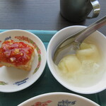 タイ国料理 ゲウチャイ - 小皿は厚揚げに甘いチリソース