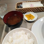 洋食コンチェルト - ごはん　味噌汁　漬物