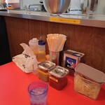 ラーメン濱野家 - テーブル席…