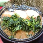 豚骨醤油ラーメン 王道家 - チャーシュー麺・青菜増し・半卵ごはん