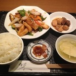 中華料理 翡翠園 - 日替わりランチ。白身魚のフライがカリカリで、餡掛けの野菜と組み合わさり実に美味しいです。