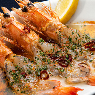 A wide selection of special dishes that go well with alcohol, such as “Angel Shrimp Raw Ajillo”
